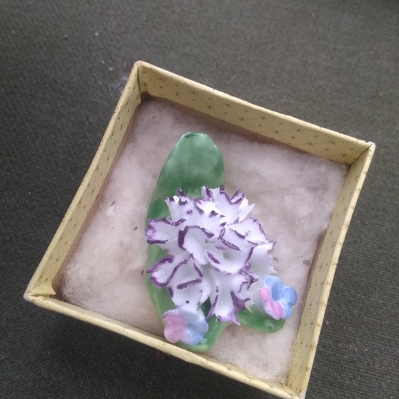 Coalport Fine English Bone China Figurine - Picture 5 of 7